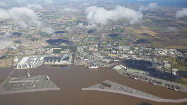
                              Hull Lagoon: &pound;1.5bn proposal to transform city's waterfront
                      