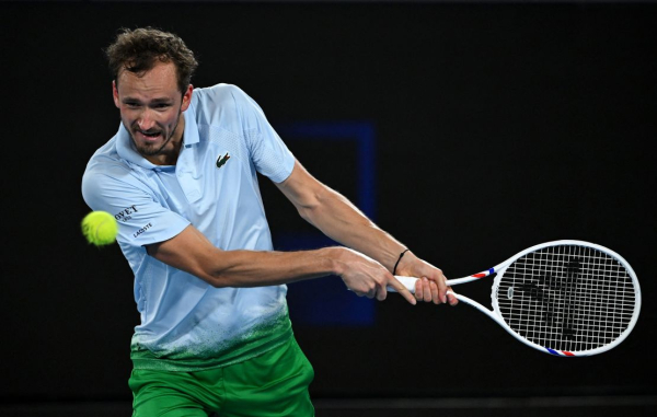 
      American teenager Learner Tien stuns Daniil Medvedev in nearly 3 a.m. finish at the Australian Open
    