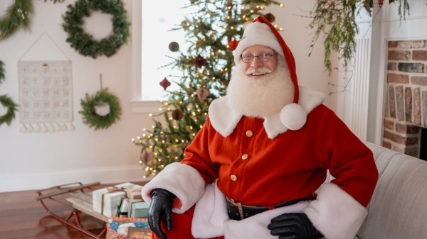 Firefighter dresses as Santa Claus to bring joy to sick kids: &lsquo;Something to believe in&rsquo;