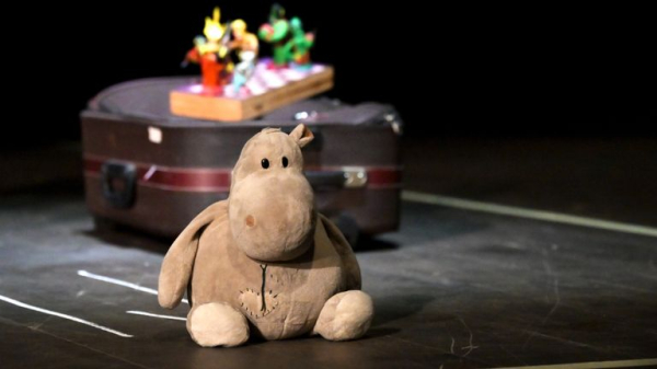 Actors who sheltered in Ukraine's Mariupol theatre bring story of bombing to the stage Actors who sheltered in Ukraine's Mariupol theatre bring story of bombing to the stage