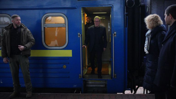 Starmer makes surprise visit to Kyiv to sign 100-year deal