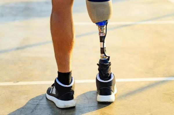 New material lets amputees adjust prosthetic fit using a smartphone