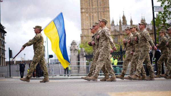 Royal Family watch flypast from Buckingham Palace to mark 80th anniversary of VE Day