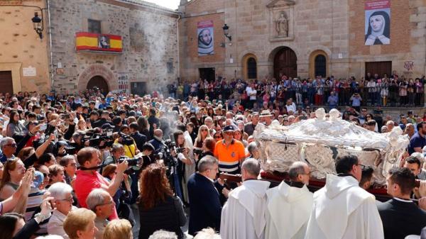 Display of saint's remains draws huge crowds - but bishop says it 'encourages morbid curiosity' Display of saint's remains draws huge crowds - but bishop says it 'encourages morbid curiosity'